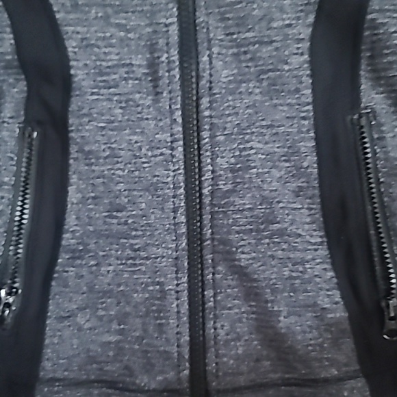 LULULEMON full zip warm up jacket. Size 8 - Picture 6 of 6